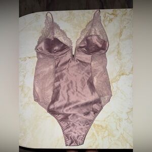 🏷️ 🛍️ NWOT Victoria’s Secret Lace Pinky Mauve Onesie Lingerie 🏷️ 🛍️